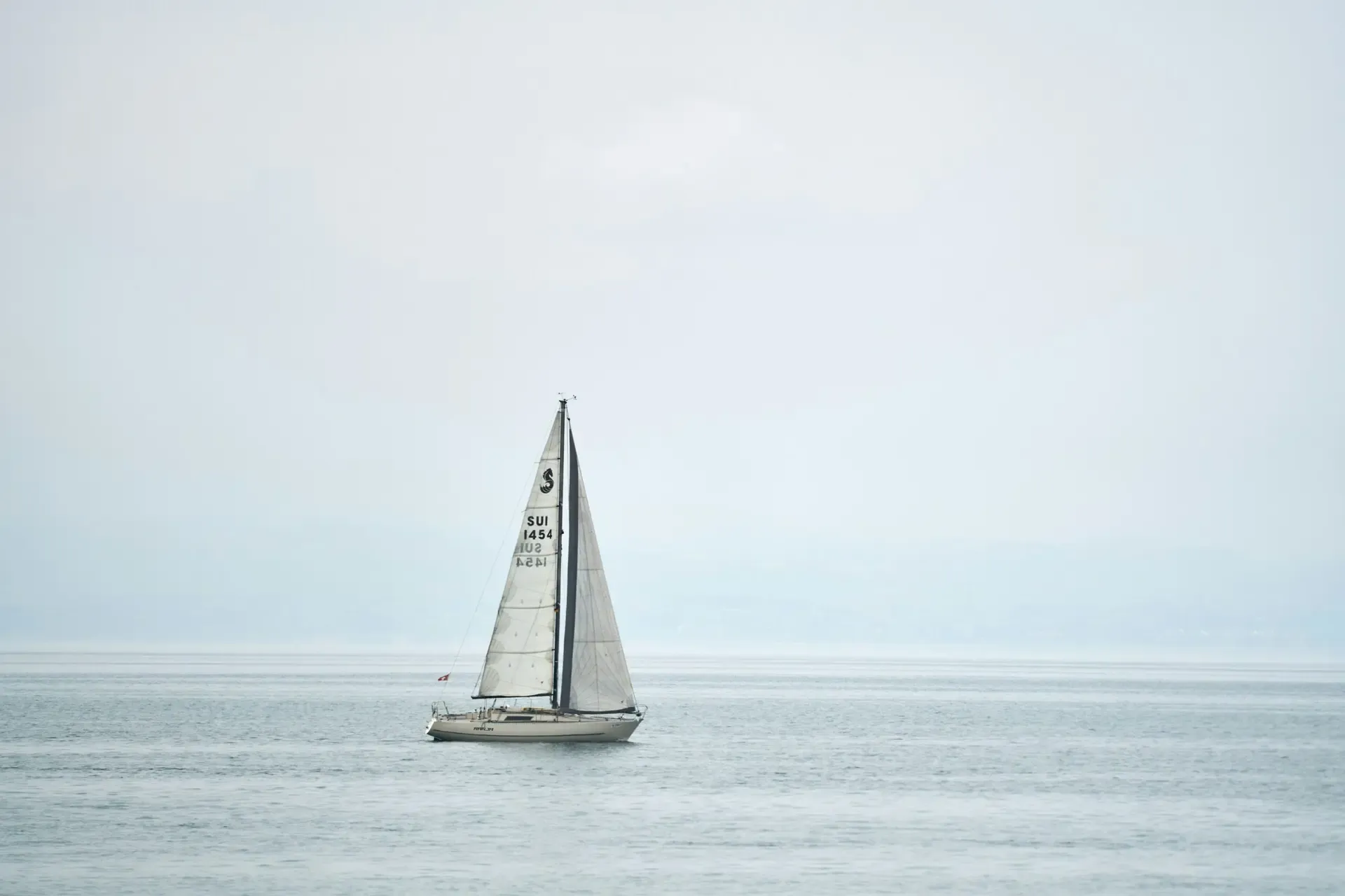 Départ de transatlantique, un voilier toute voile dehors vu par le travers.